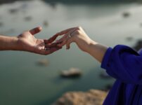 手と手が触れる画像