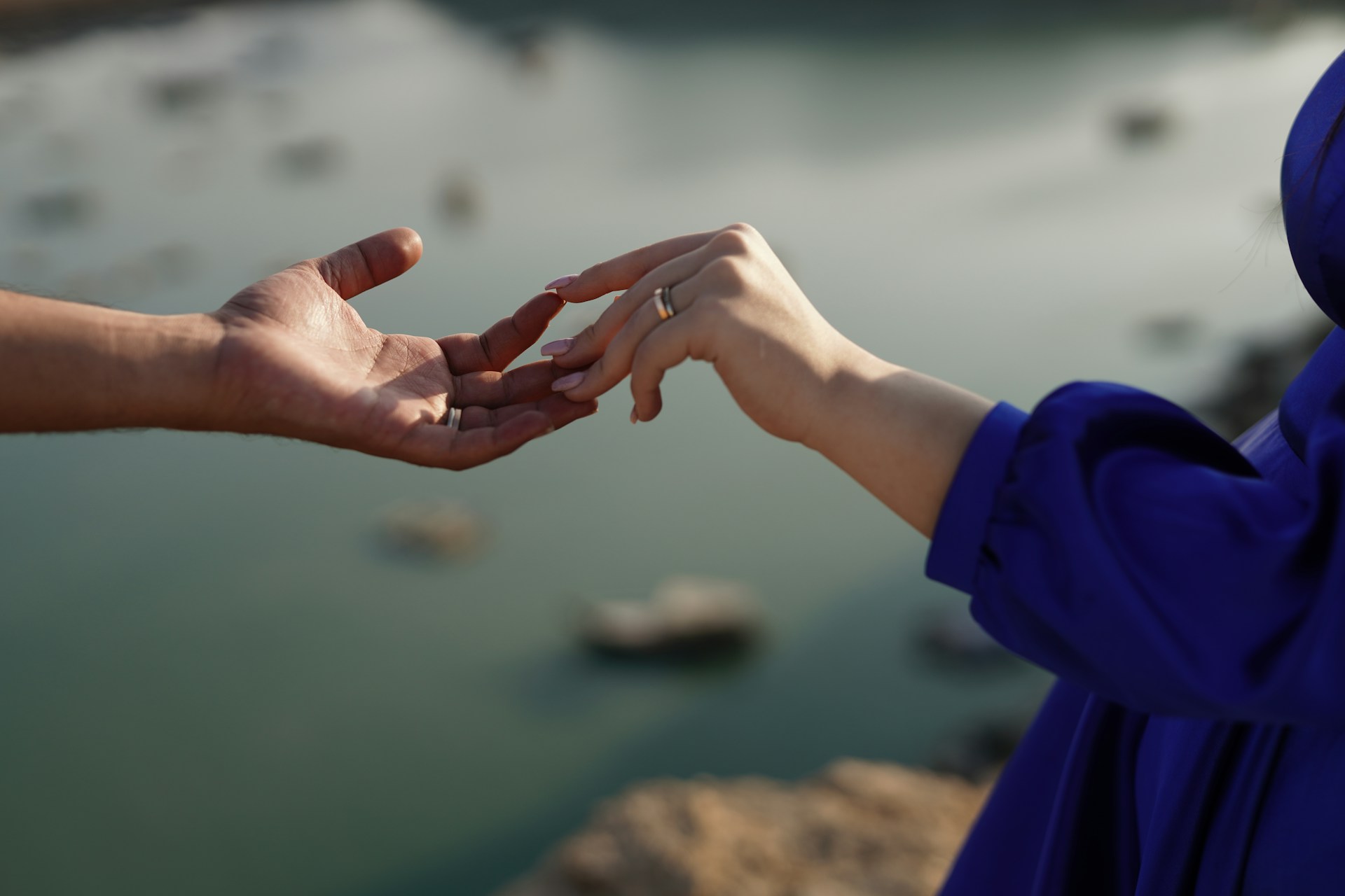 手と手が触れる画像